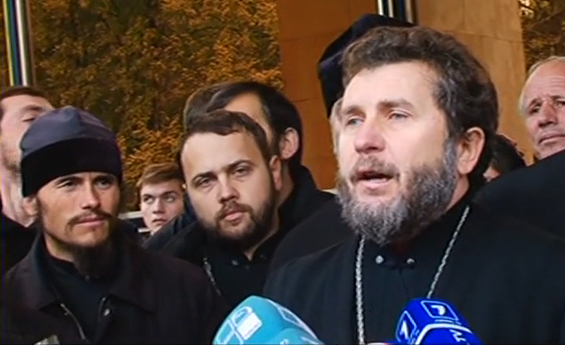 Перед Дворцом республики собралась группа протестующих с иконами.