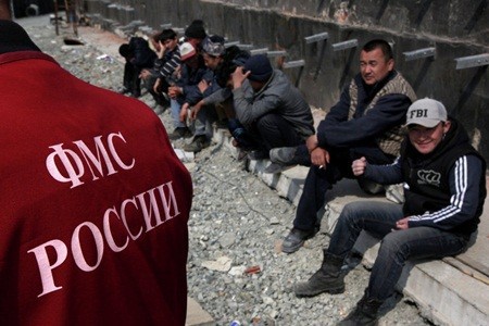 Сейчас российский закон не запрещает мигранту въехать с одной целью, а заниматься чем-то другим.