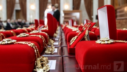 Вчера глава государства наградил 50 орденами и медалями членов правящей коалиции.