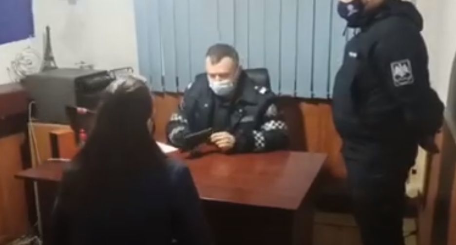 Полицейские вернули женщине сумку, забытую на Центральном рынке.