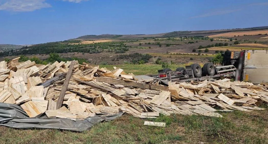Accident la Sângerei: Un camion care transporta scânduri s-a răsturnat.