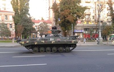 Украинцев просят прийти на парад с паспортами.