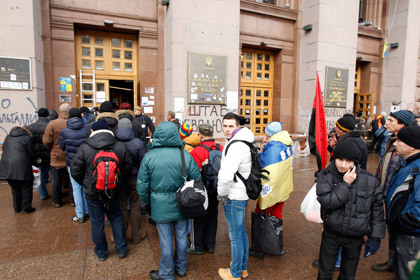 В Доме профсоюзов в Киеве, где располагается штаб оппозиции, сработало взрывное устройство. Фото: Василий Федосенко / Reuters