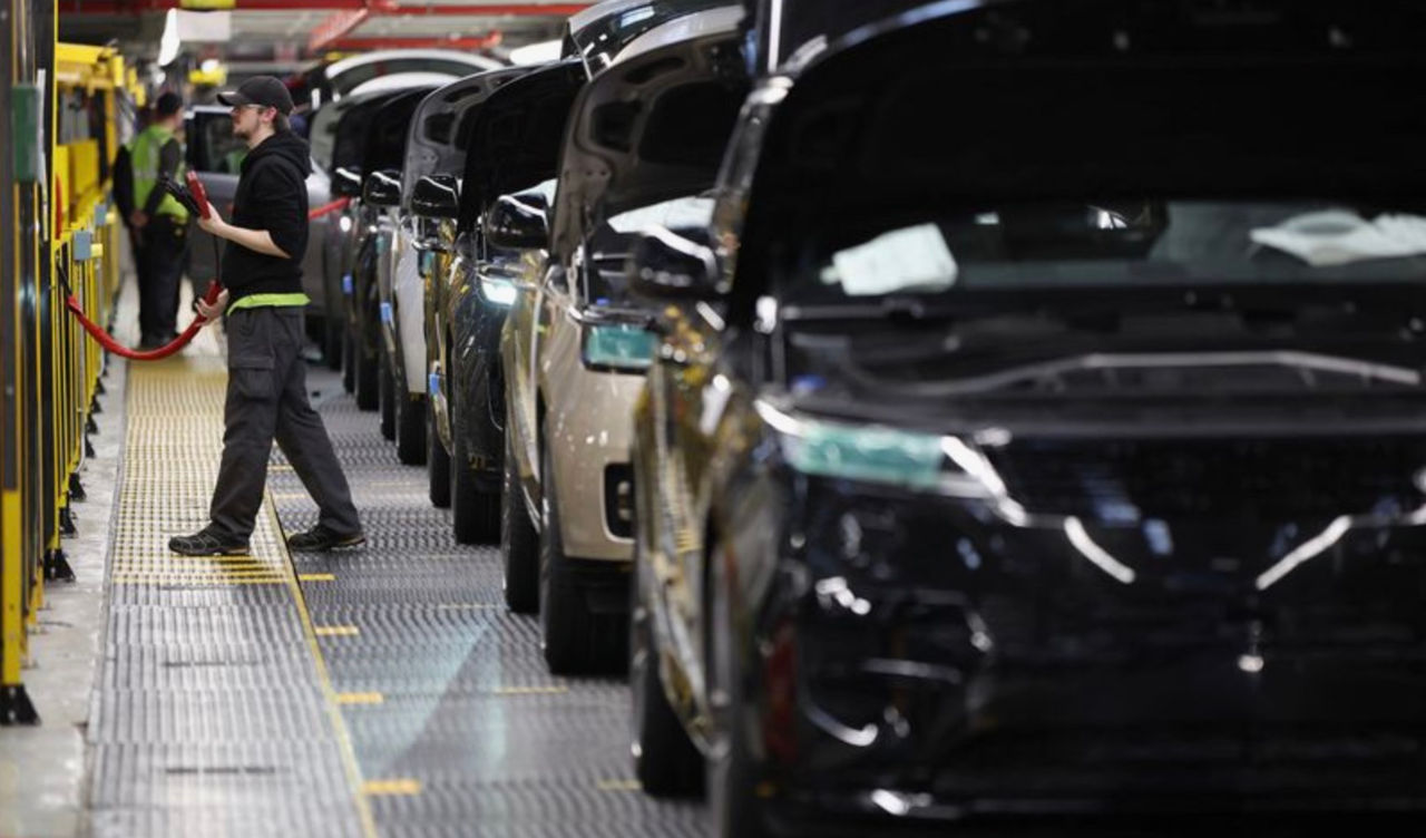 Jaguar Land Rover приостановил поставки в США.
