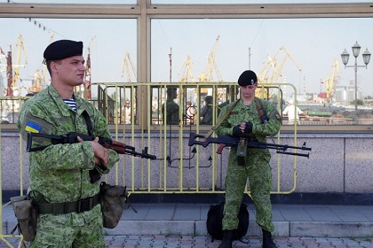 Содержимое контейнеров точно неизвестно. Фото:  AFP