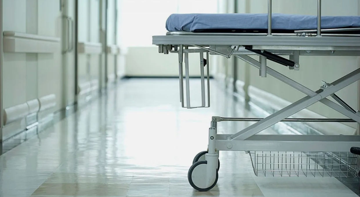 Un adolescent din România a murit din cauza peritonitei: Aștepta ca ambulanța să îl ducă la alt spital.