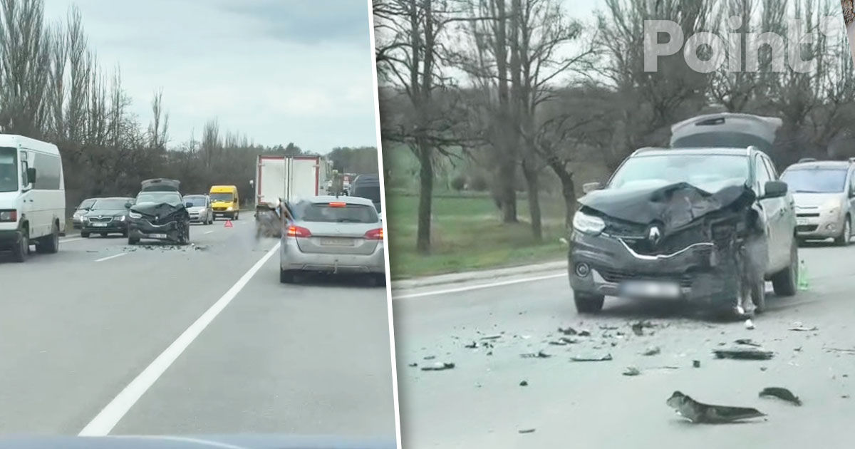 Accident la Sângerei: Două mașini de model Renault s-au tamponat violent.