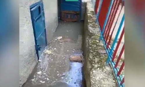 Пока ждали бригаду, в подвале уровень воды неуклонно рос, затопив помещения где жильцы хранили закрутки. 