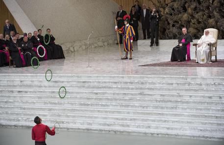 Papa Francisc oferă persoanelor nevoiaşe posibilitatea de a vedea un spectacol de circ.