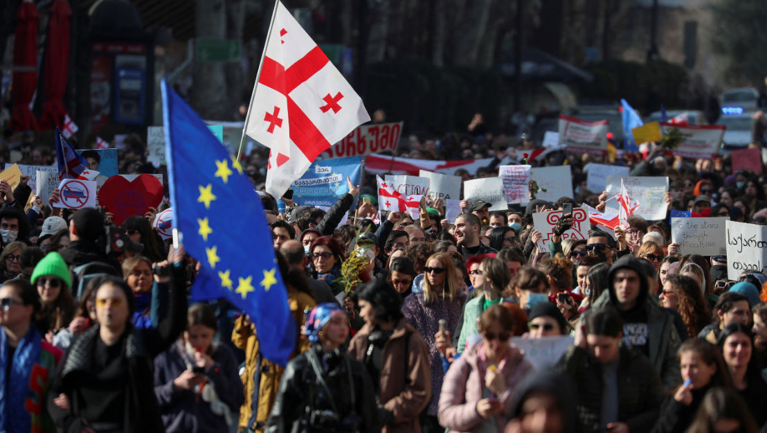 În Georgia au loc proteste după ce autoritățile au înghețat negocierile de aderare la UE.