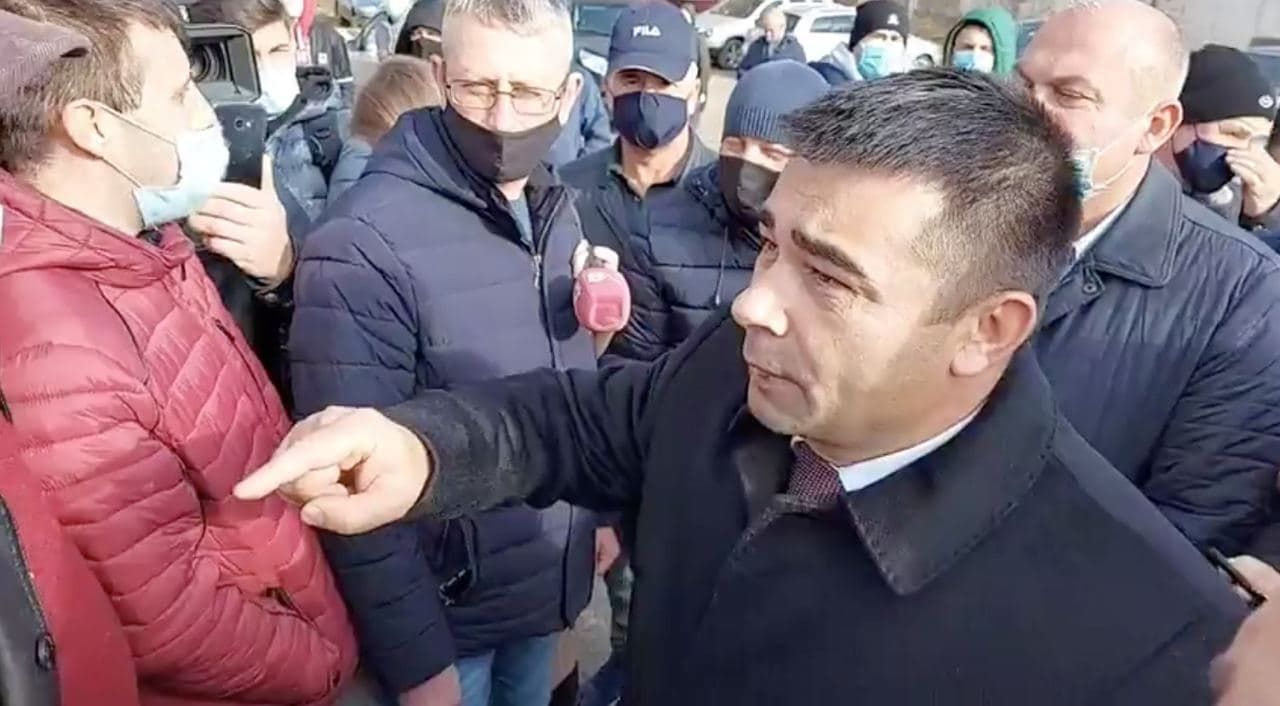 В Варницэ повздорили депутат ПСРМ Николае Паскару и ветераны.