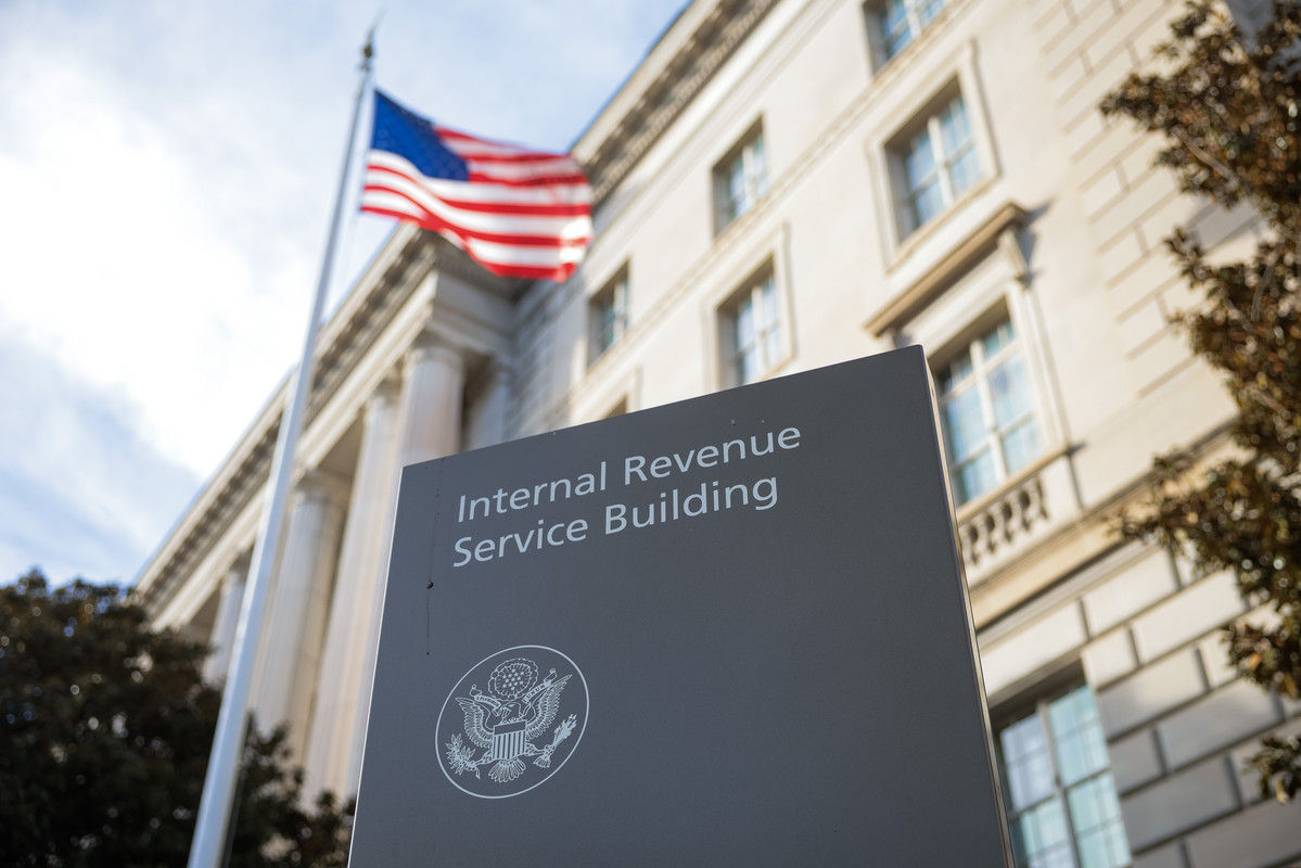 Налоговая служба США отправила почти половину сотрудников в отпуск из-за шатдауна.