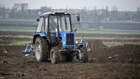 Era cu tractorul pe câmp când a făcut o descoperire ciudată. Foto: publika.md
