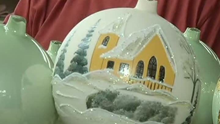 Impresionant: O violonistă din Chișinău pictează globuri hand-made