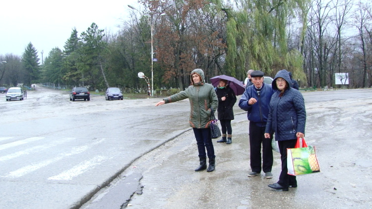 Из-за дорожного знака село на севере страны осталось без транспорта.