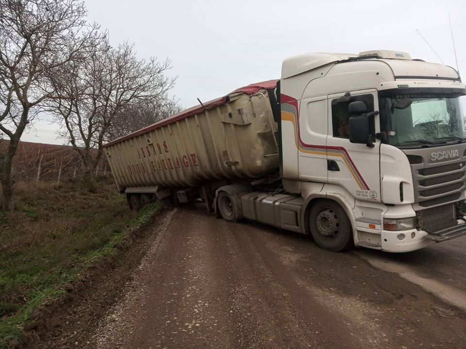 Грузовик с 22 тоннами семян подсолнечника попал в ДТП в Вулканештах.