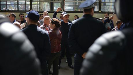 Poliţia face percheziţii la domiciliile manifestanţilor violenţi de la protestul din 24 aprilie.