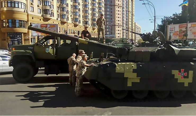 В центре Киева танк заглох по дороге на репетицию военного парада.