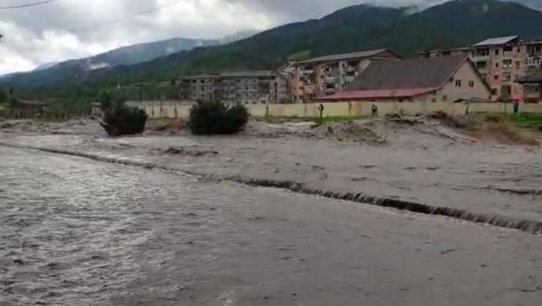 Потоки воды разрушили мосты, размыли дороги, повредили линии электропередачи, затопили хозяйства.