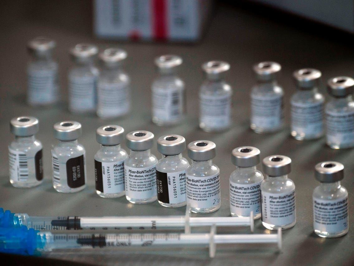Pfizer и Moderna оказались на 90% эффективными.