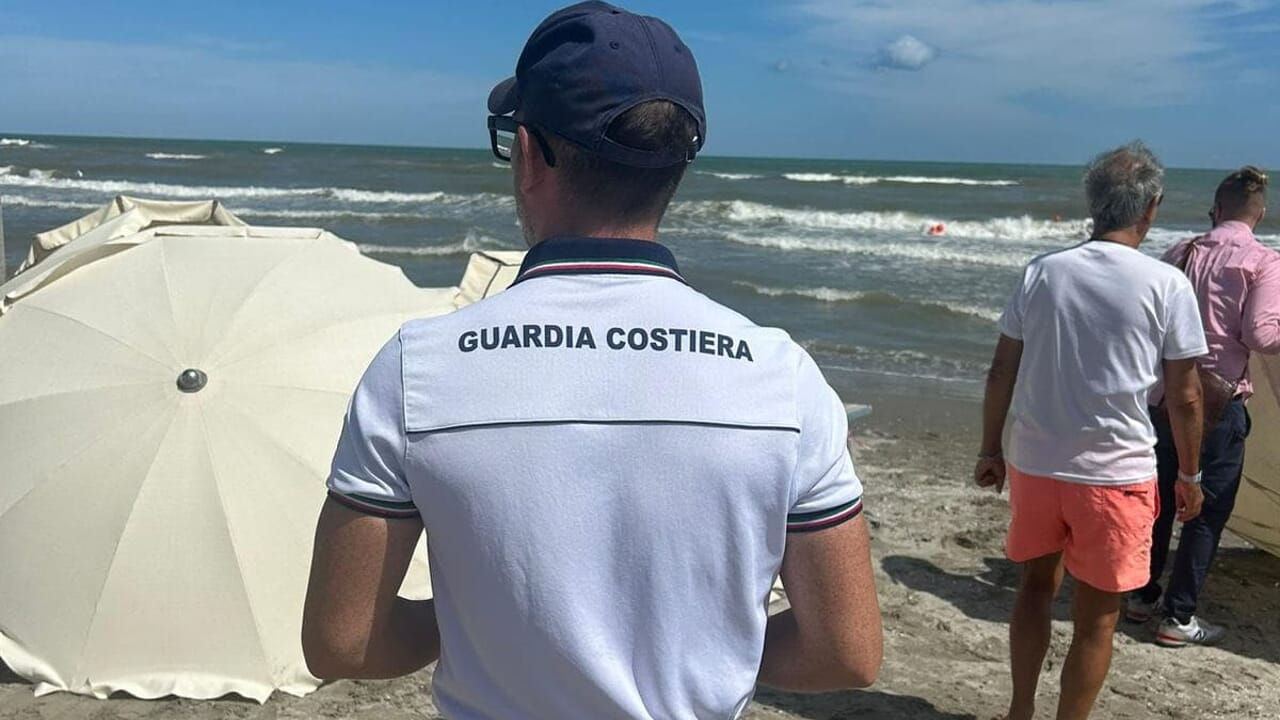 Un turist moldovean a murit pe o plajă din Italia.