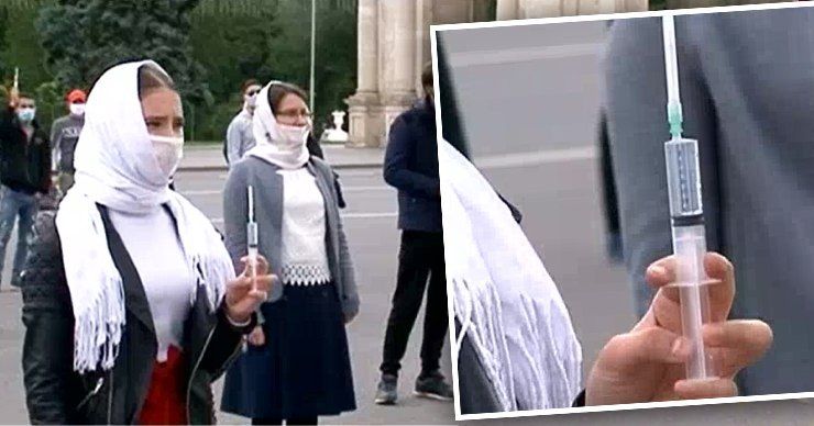 Верующие со шприцами в руках протестовали у здания правительства. Фото: Point.md.