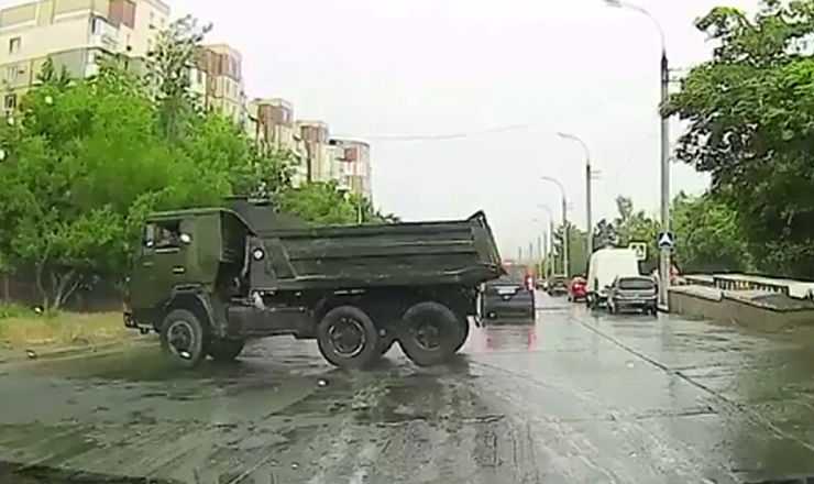В Кишиневе грузовик совершил опасный маневр возле пешеходного перехода.