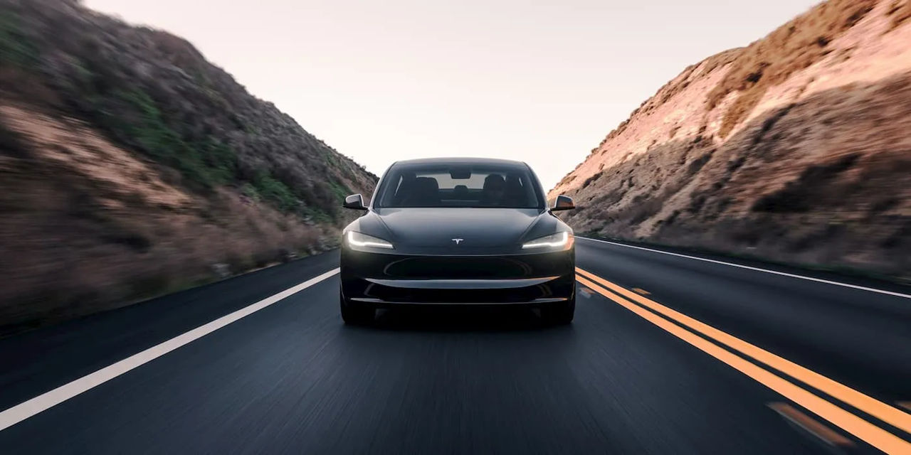 Tesla dezvoltă o stație de încărcare fără fir pentru vehicule electrice.