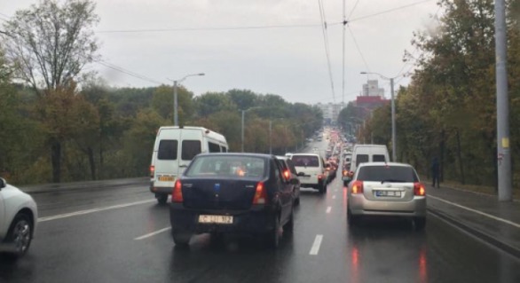 Pe mai multe străzi din capitală se circulă greu din cauza ambuteiajelor.