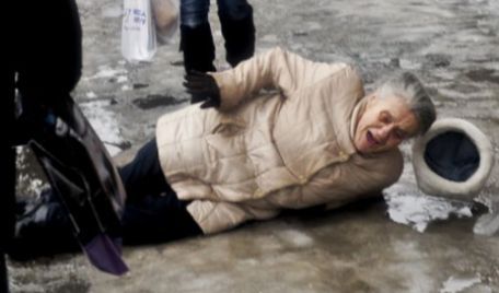 Peste 100 de locuitori ai capitalei au ajuns ieri la spital cu diferite traumatisme după ce au căzut pe trotuarele acoperite cu polei.