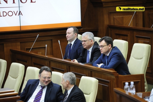 Solicitarea de a se prezenta în plenul Legislativului a fost făcută la sfârșitul ședinței de astăzi a Parlamentului de către deputatul PLDM Petru Știrbate.