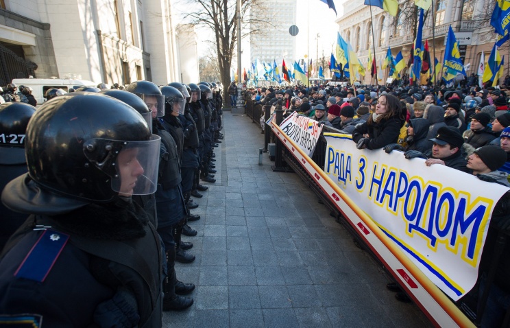 Ослабнут ли страсти в центре Киева - неизвестно.Одни зовут людей на "евромайдан", власть просит людей расходится, обещая во всем разобраться. Фото: EPA/ALEXEY FURMAN