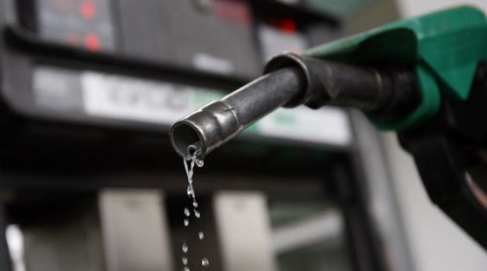 În următoarele două săptămâni preţul unui litru de benzină Premium-95 nu ar trebui să depăşească 17 lei şi 49 de bani, un plafon mărit cu 15 de bani.