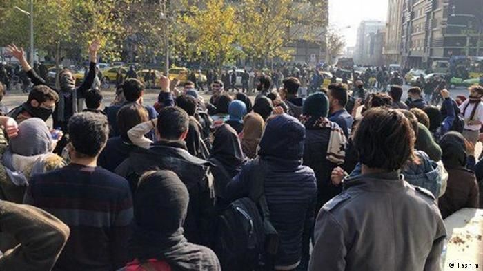 Протестующие в Тегеране. Фото: dw.com.