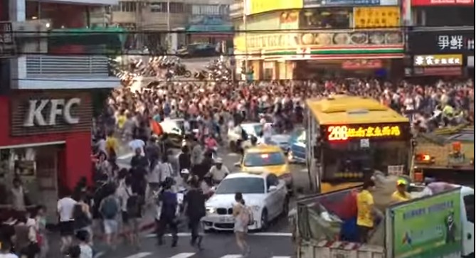 В Таиланде создан специальный отряд полиции для поимки игроков, нарушающих правила дорожного движения.