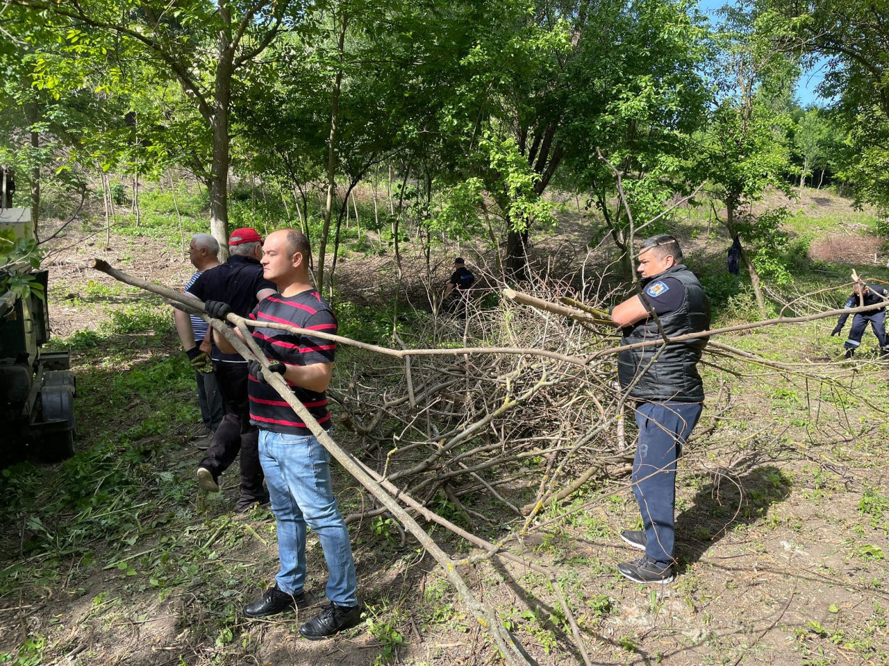 Сотрудники ГИЧС участвовали в уборке в Ботаническом саду.