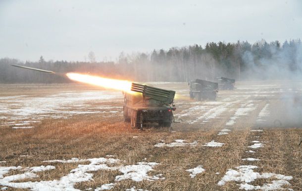 В маневрах принимают участие комплексы тактических ракет, РСЗО и дальнобойная артиллерия.