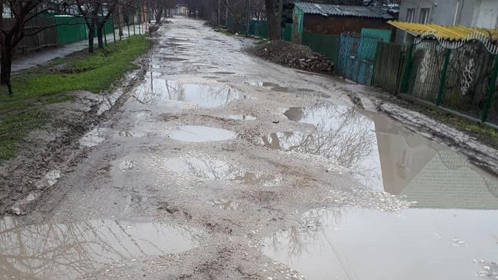 Многие дороги в городе буквально состоят из ухабов. 