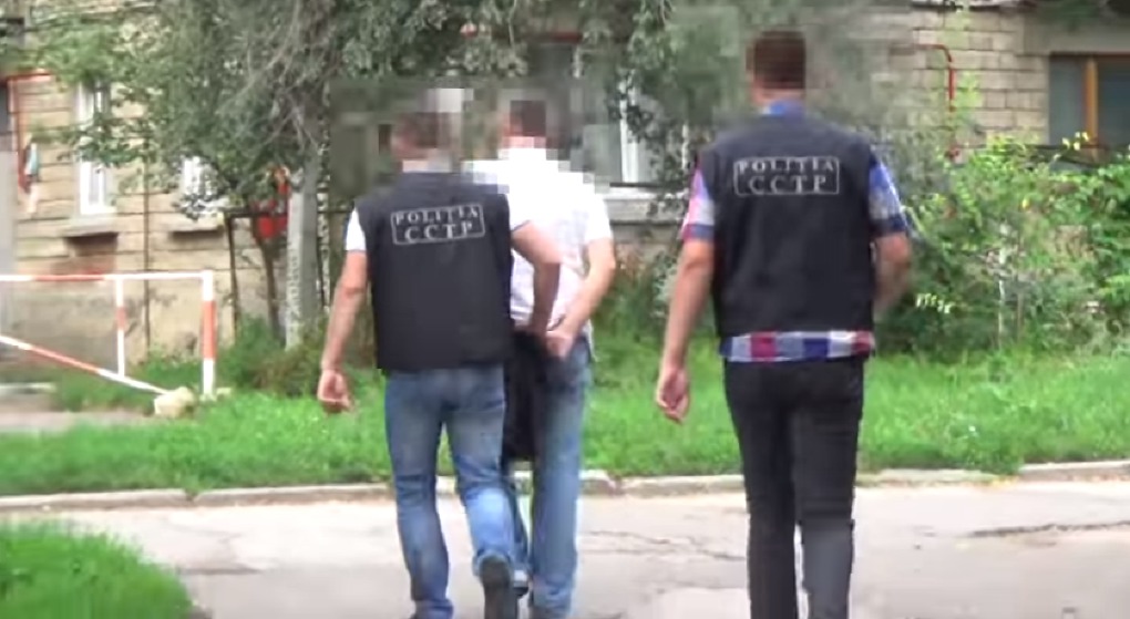 Задержанный 62-летний адвокат в течение двух лет сексуально эксплуатировал 15-летнюю девочку. Фото: realitatea.md.