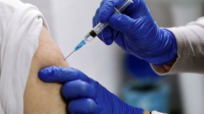 Более 700 столичных медработников были иммунизированы.
