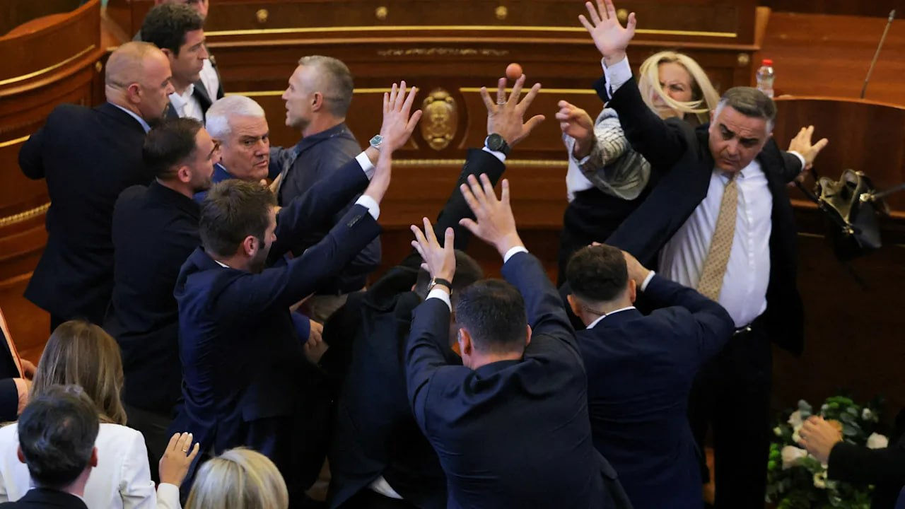 Депутат от оппозиции забросала премьер-министра яйцами в парламенте Косова.