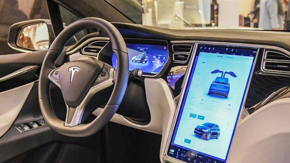 Владельцы Tesla подали коллективный иск из-за слежки через камеры.