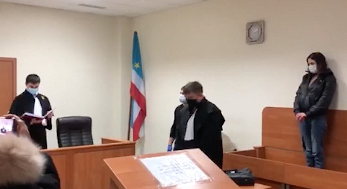 Во время оглашения вердикта обвиняемая встала ногами на скамью.