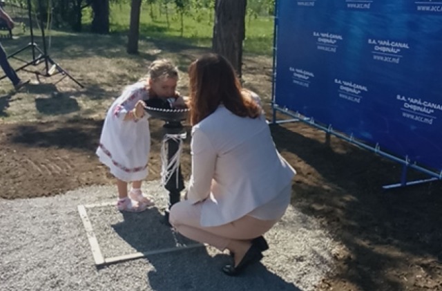 Первый фонтан с питьевой водой появился в Кишиневе в конце июля возле Кафедрального собора.