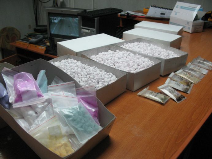 Un lot impunător de pastile psihotrope, cu greutatea de aproape 4 kilograme, au fost depistate de vameşi, într-un microbuz de pe ruta Ungheni-Chişinău.