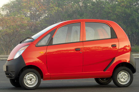 Tata Nano создавался для бедных индийских семей, как более безопасная альтернатива мотоциклу.