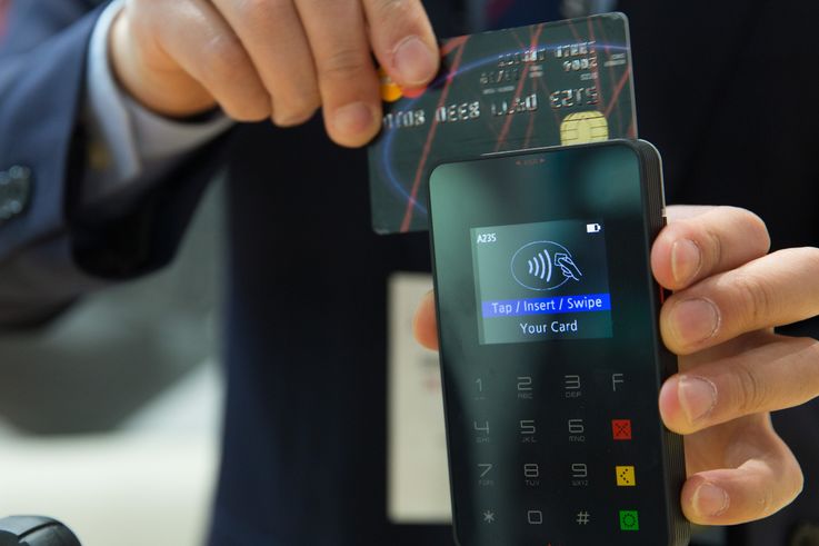 Se schimbă regulile de aplicare a comisioanelor pentru plățile cu cardul