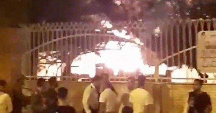 В Сети распространяется видеозапись пожара в больнице в иранском городе Бендер-Аббас. 