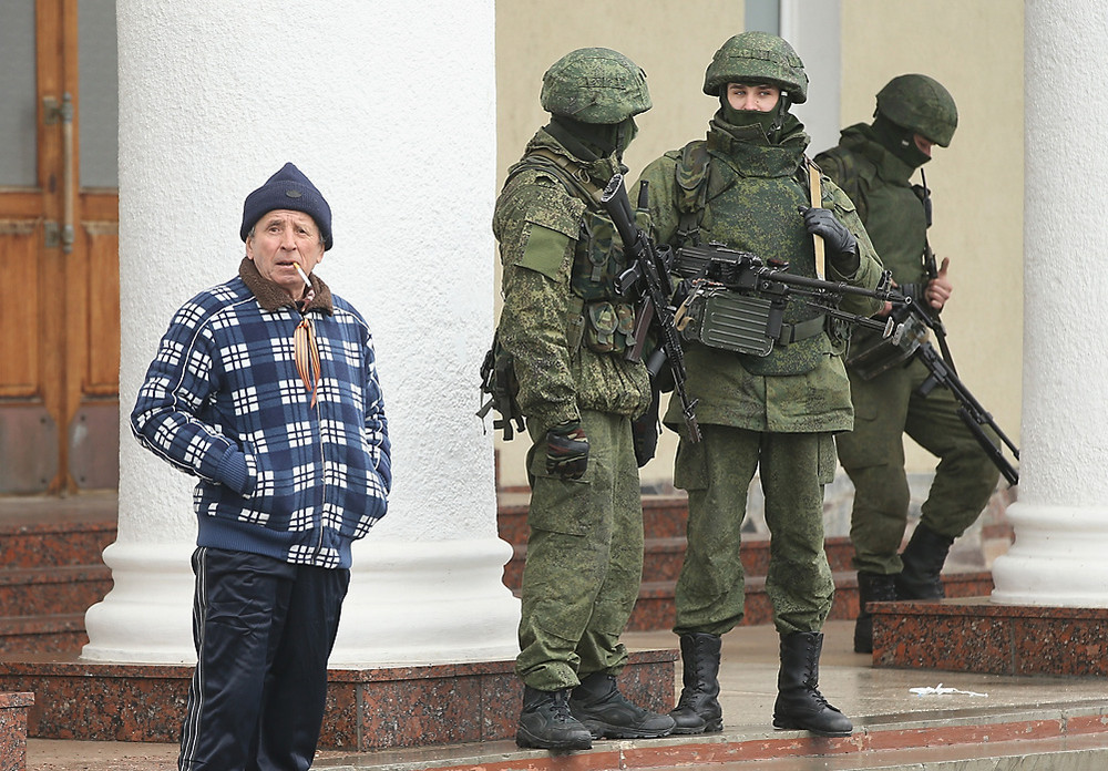 В связи с гибелью военнослужащего в Крыму воинским частям, дислоцированным на полуострове, разрешено применять оружие.