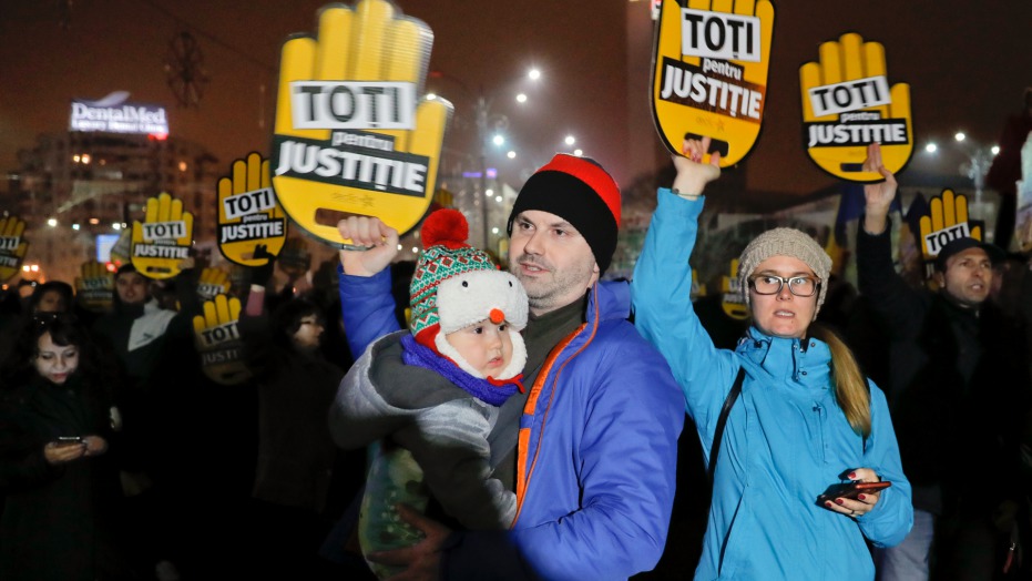 Manifestaţii masive. Protest în peste 80 de oraşe. Foto: .foxnews.com